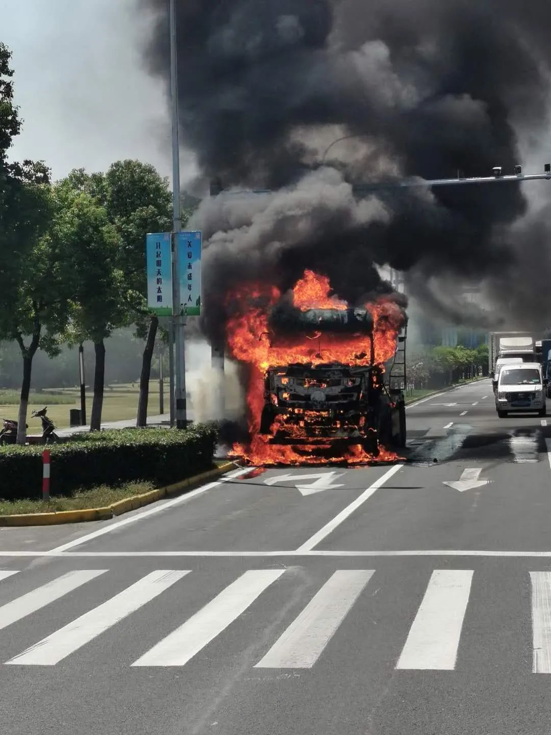 金山區金山大道西向東蒙山路路口,一輛混凝土攪拌車車頭著火,學府特勤