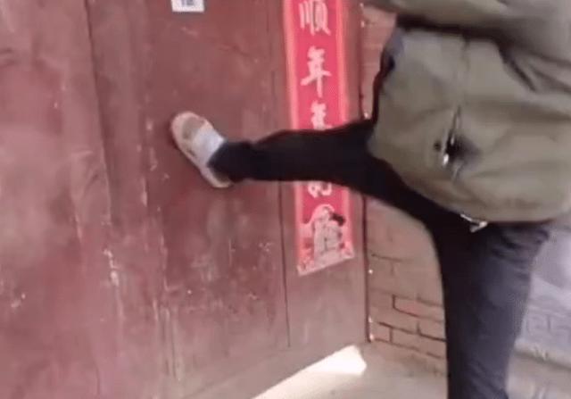 大衣哥朱之文被踹门后续老实人该如何应对热心乡邻