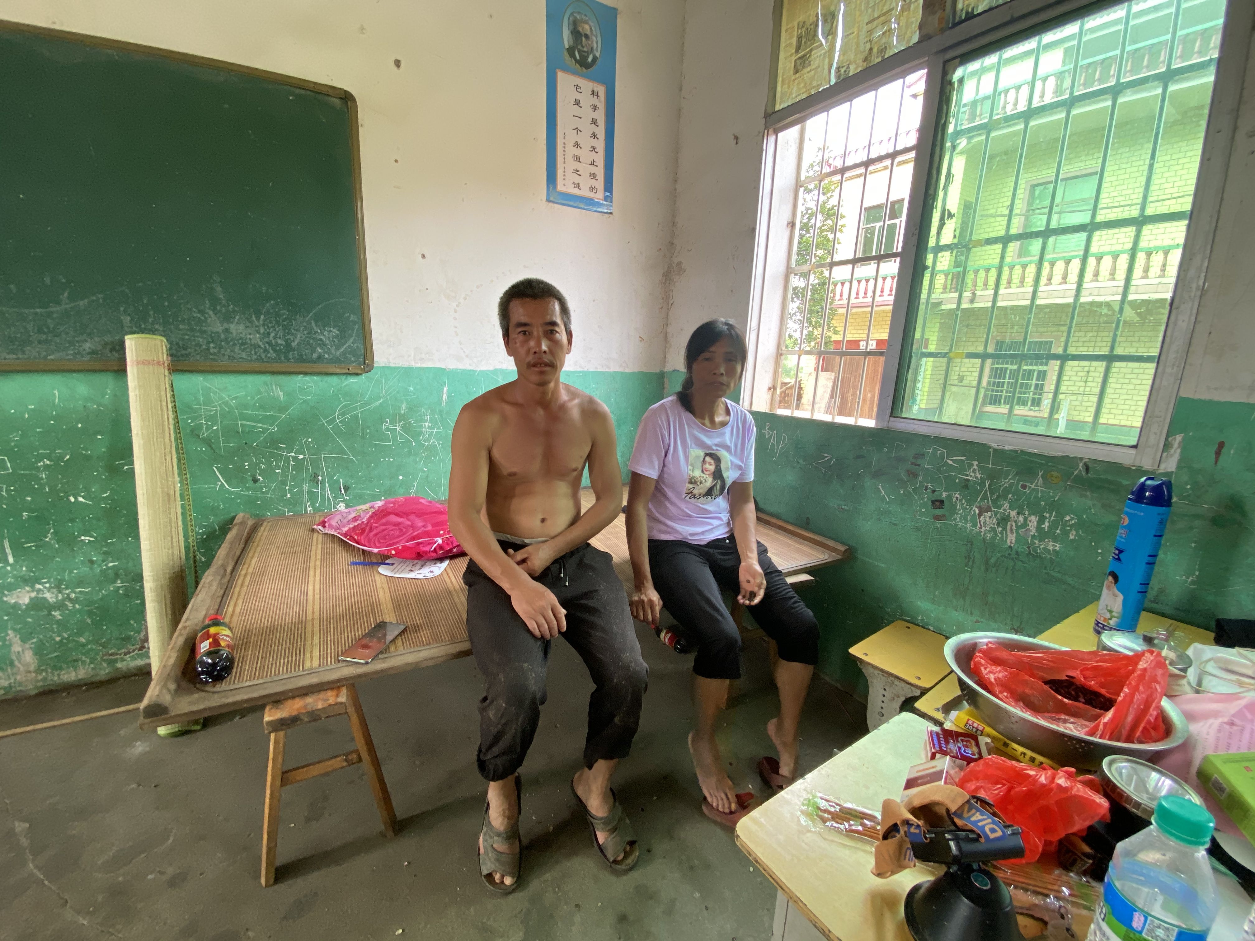 村民李进一家是安置在龙口小学的五户村民之一，7月12日大水漫进家中，他一人划船带出全家。新京报记者杜雯雯摄