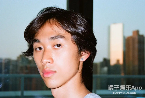 还记得林依轮的大儿子林子濠吗?他现在是潮牌的主理人?