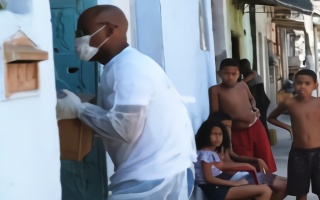 疫情下巴西贫民处境艰难：出门怕被传染，待在家里会挨饿