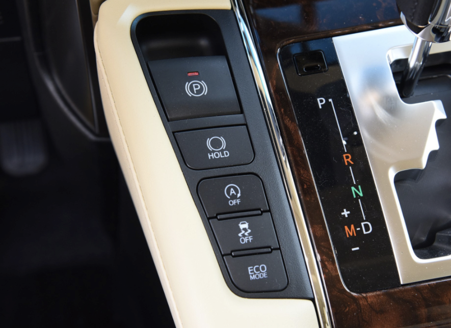 埃尔法有标准和经济两种驾驶模式.