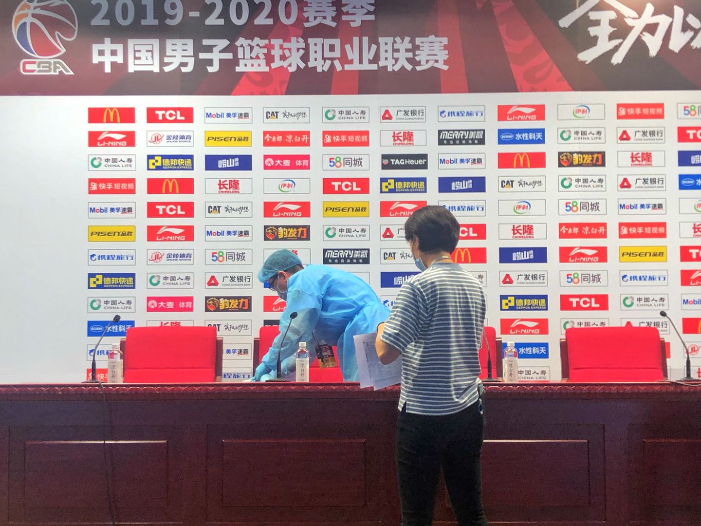 新闻发布会大厅消毒。