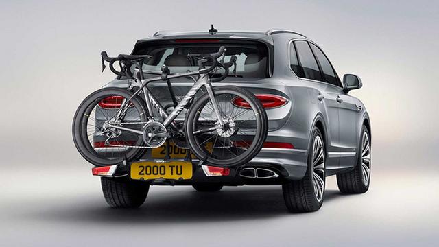 宾利提供了一个旅行选装包,其中包括车顶行李箱,自行车架以及滑雪板