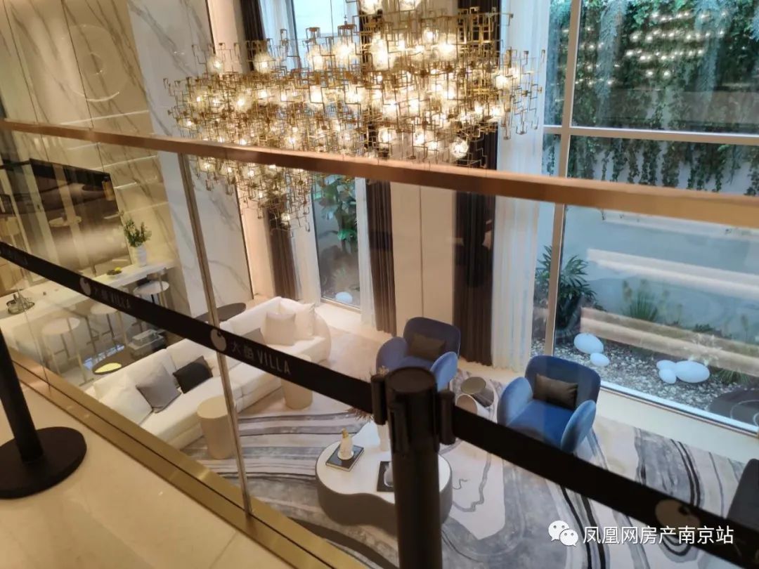 地下室是复式楼层设计,夹层有超大的休闲区,并且,休闲区的边缘还有一