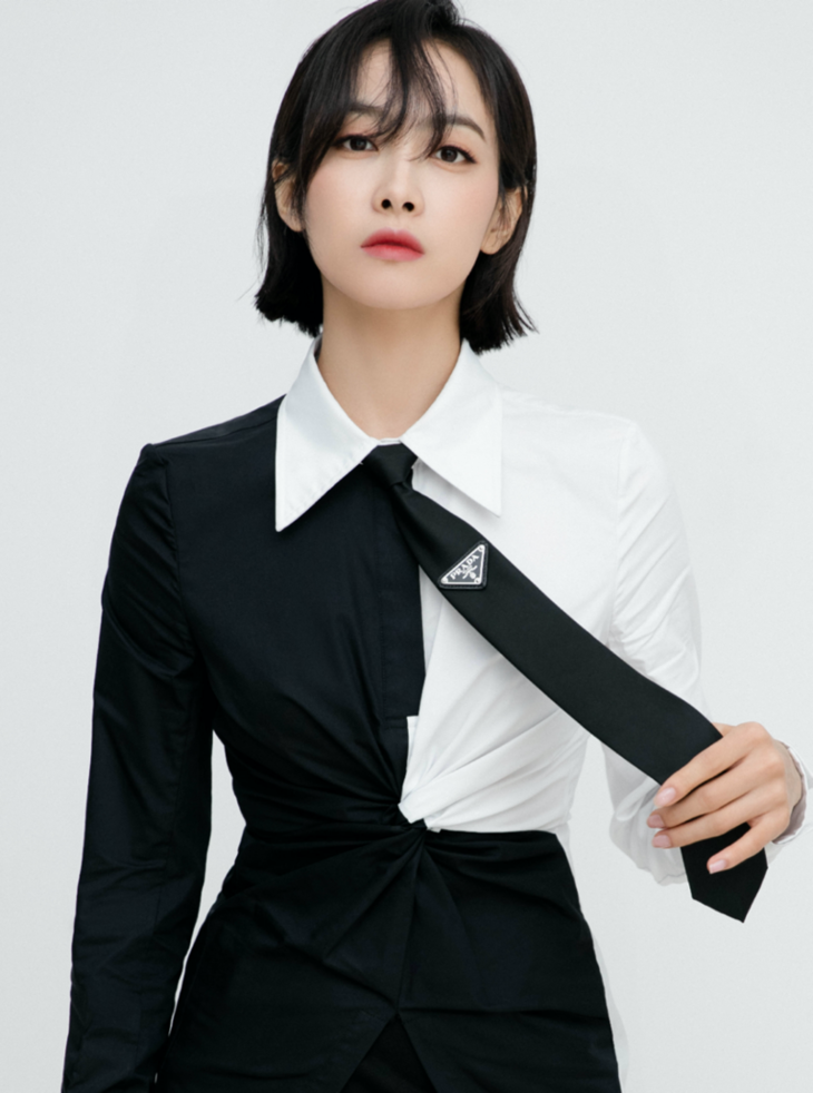 曾可妮白衬衫配黑领带,很多人第一反应是男士通勤装,实际上早在prada