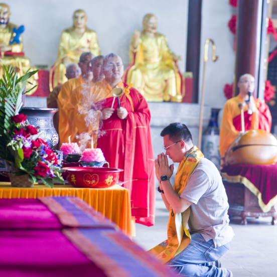 祈福法会由:苏州凤凰寺住持修缘大法师亲自加持祈福.