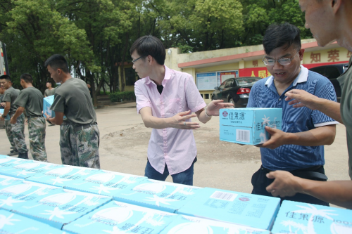 大爱无疆，佳果源慰问一线抗洪战士，捐赠价值45.7万元防汛物资