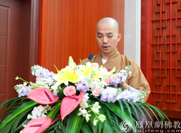 凤凰网佛教 摄影:厦门鸿山寺)会议由广普法师主持(图片来源:凤凰网