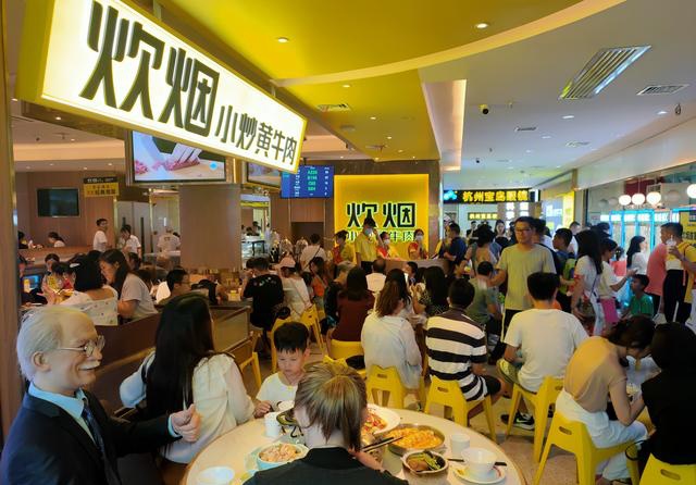 炊烟黄兴铜像店二楼等位区全满排队图