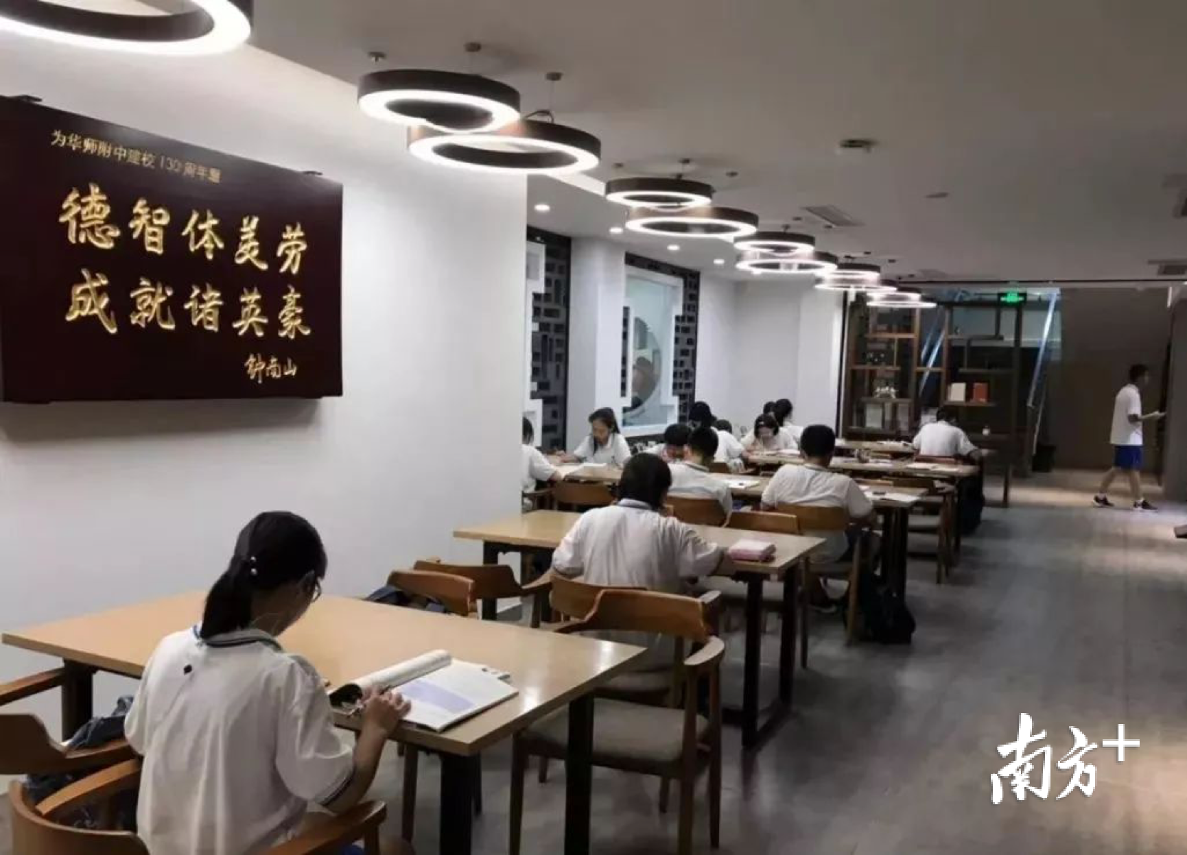 钟南山到母校为自己的塑像揭幕,勉励学子学医