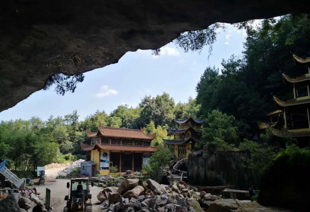 上世纪末,永慈老法师振锡于此,开始探查和发掘石窟,在石窟中营建寺院