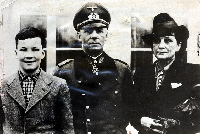 战争时期隆美尔元帅与妻子露西和儿子曼弗雷德的合影