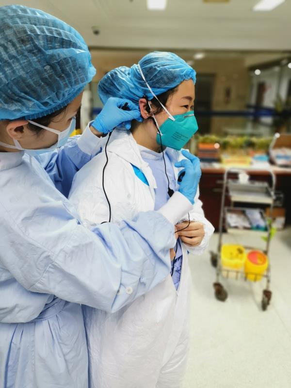 直击上海抗击新冠第一线她出院时向医护人员深鞠三个躬