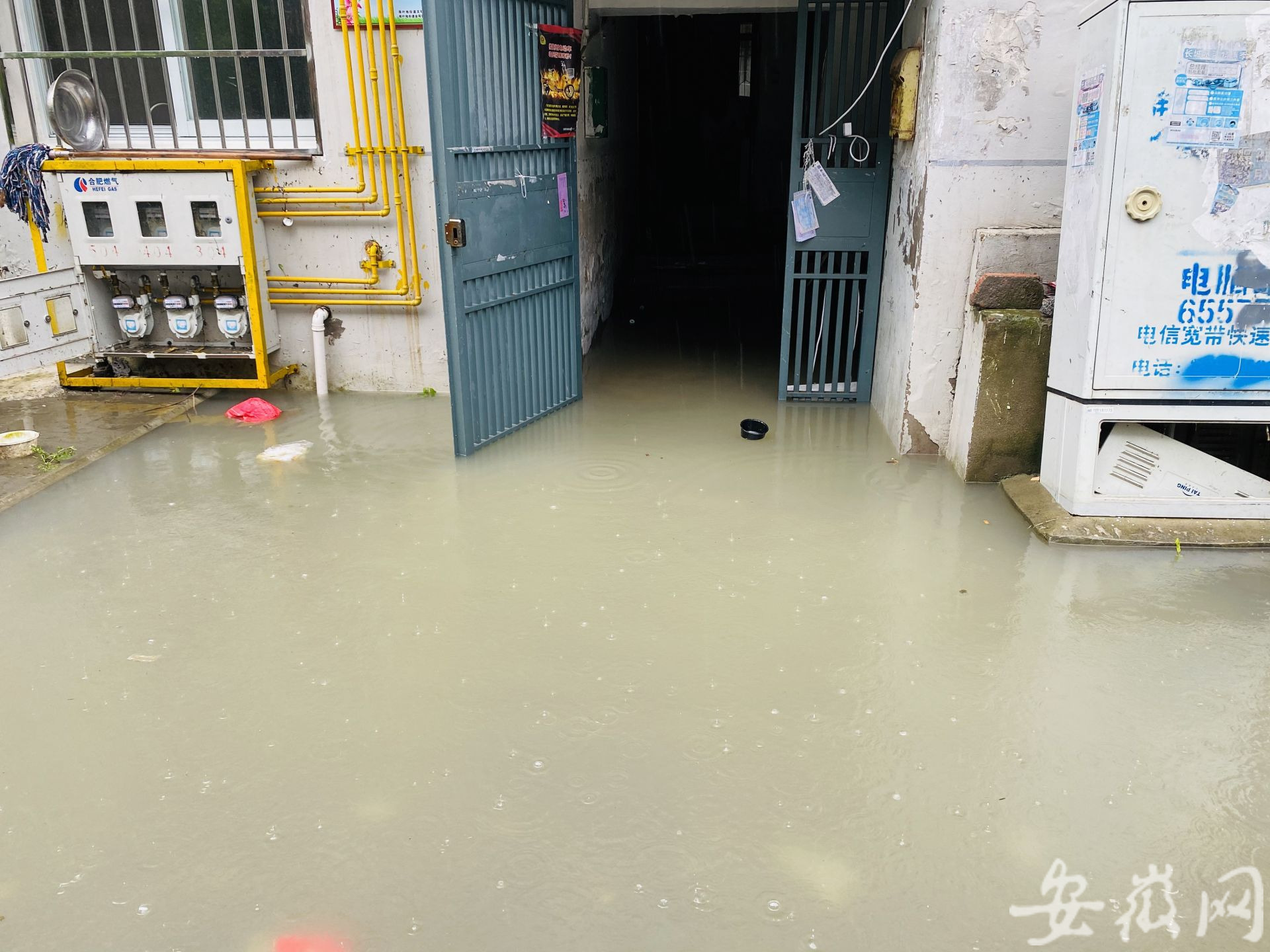 合肥自行车厂宿舍玉兰苑小区被淹居民涉水出行