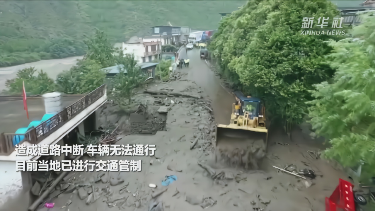 暴雨致四川茂县国道213线一处发生泥石流