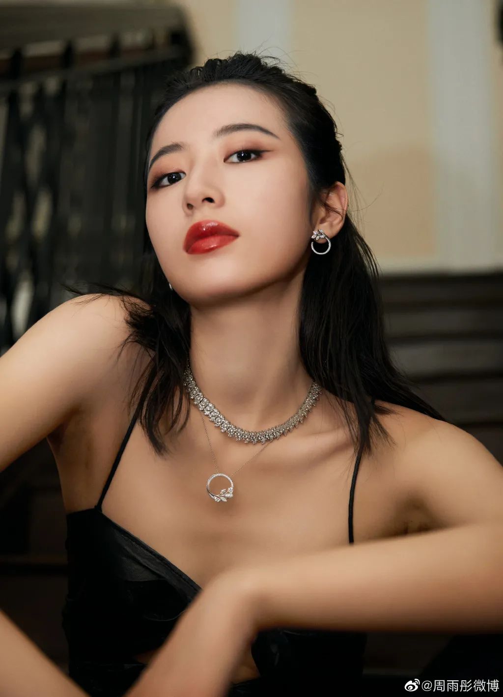 这气质简直a到爆!94年女星酷到让你醉