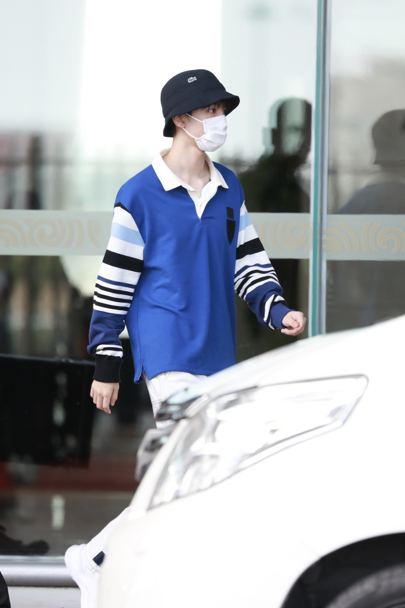 王俊凯穿应援色上衣返京头戴渔夫帽造型清爽帅气