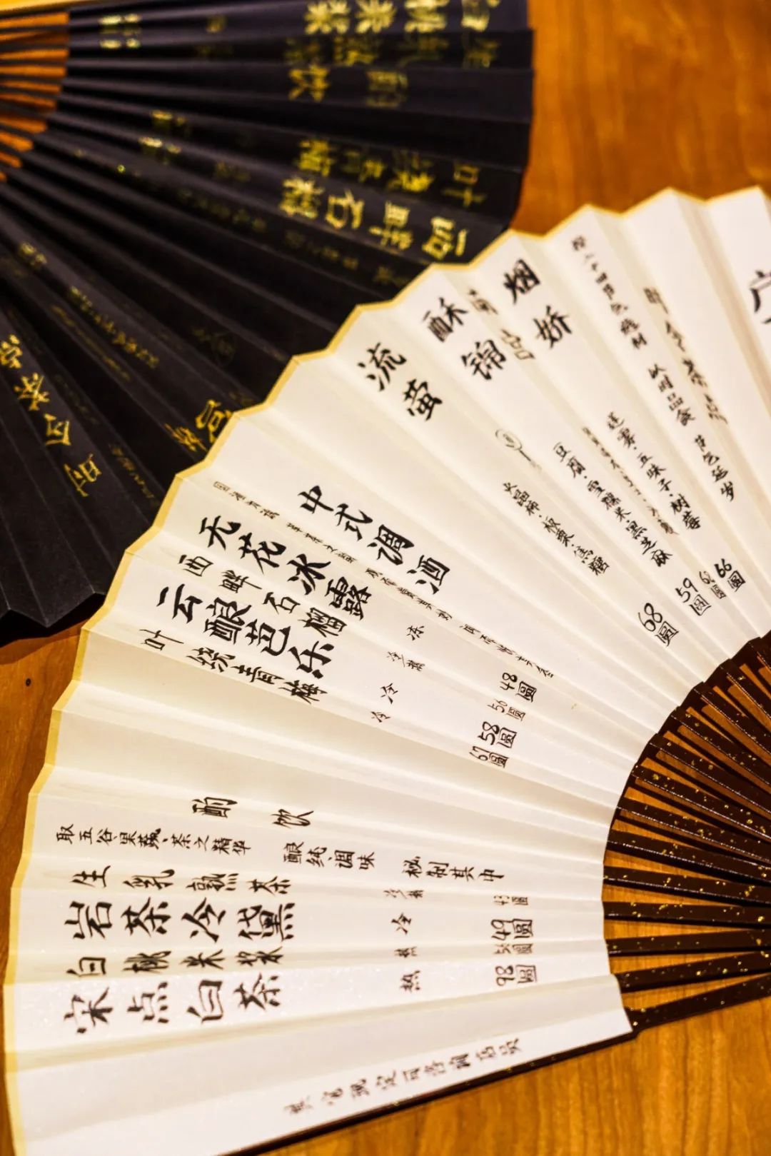 02 " 菜单写在扇子上  " 上菜方式也十分特别,藏着一个小机关.