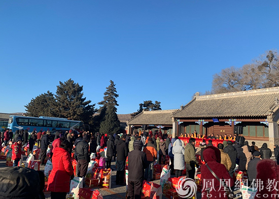2020年1月“温暖行”来到喀喇沁旗王爷府镇,堪布多杰为民众送去慰问品。(图片来源:凤凰网佛教 康宁寺提供)