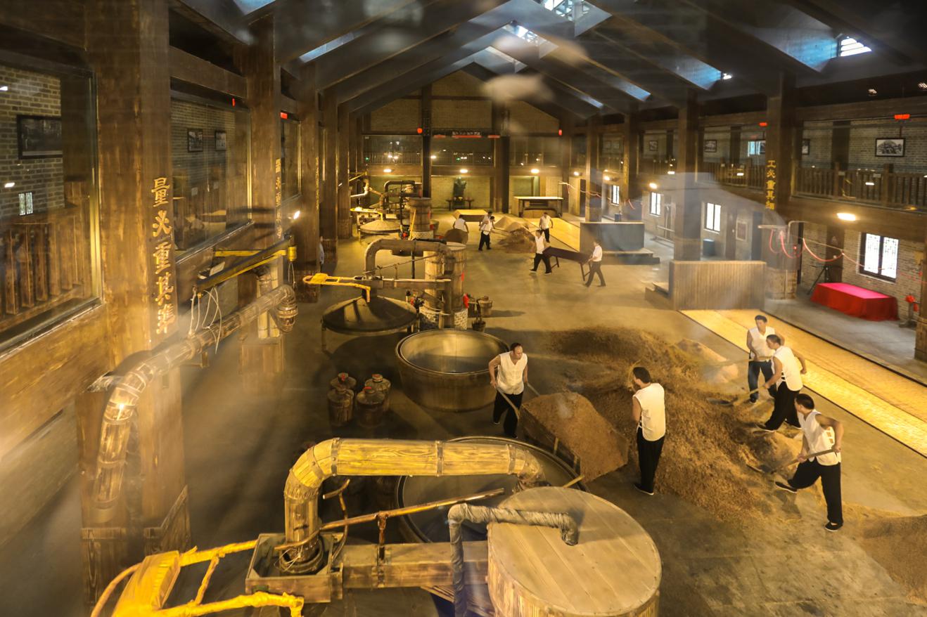 图一为梦之蓝中央酒区.图二为洋河绵柔型白酒包装生产线.