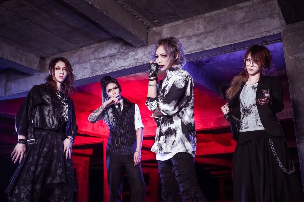 (吉他) you曜,bass(贝斯) satori覚,drum(鼓手) ayase亜弥scarlet