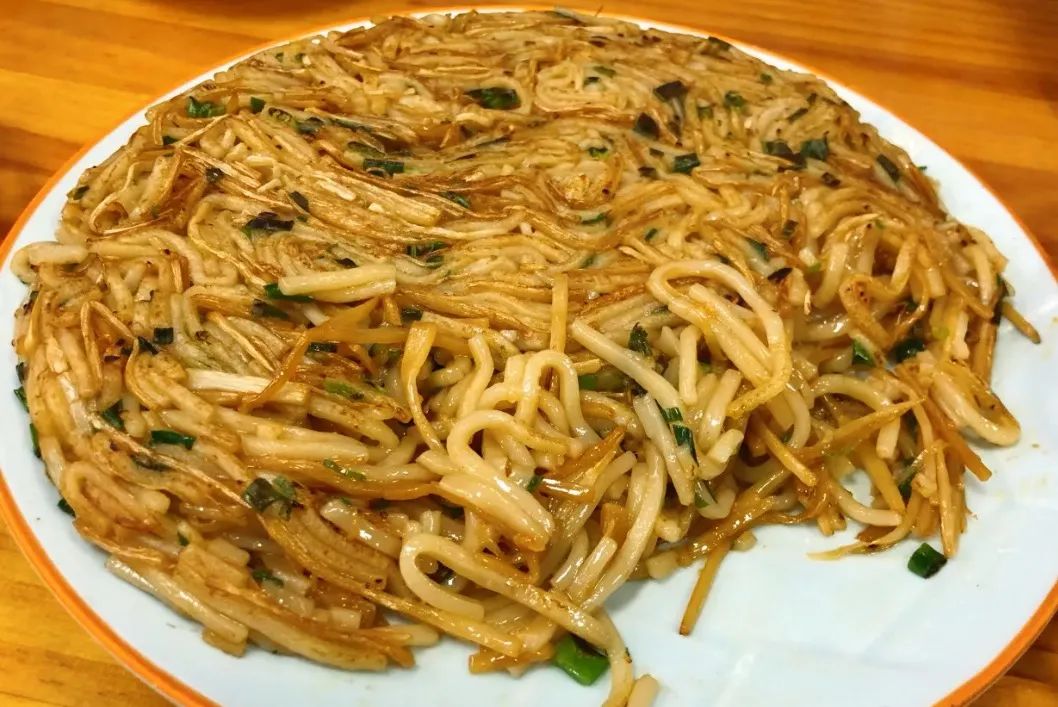 湿炒不同,先是 粿条炒熟了铺在盘底,然后下 牛肉/芥蓝 /沙茶酱,翻炒