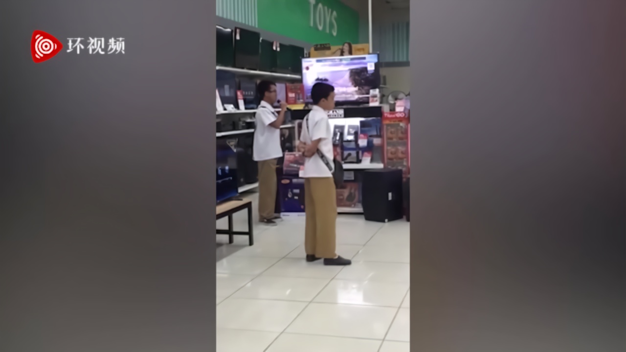 菲律宾失明小学生有天籁歌声 在商场内唱歌惊艳众人