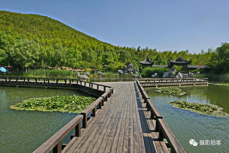 雲湖溼地公園位於宜興西南山區,滬寧杭三角地區的幾何中心,西鄰溧陽