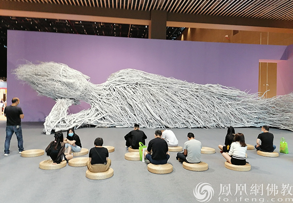 《涅槃无量》胡军军特展，独具创意的佛陀涅槃像。（图片来源：凤凰网佛教）