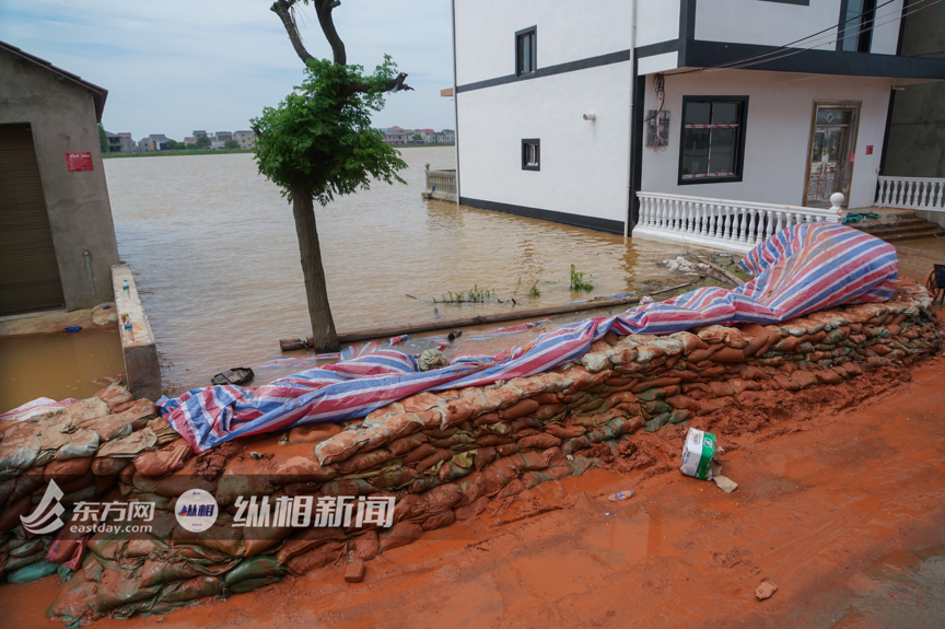 直击江西鄱阳昌江圩堤：仍在上涨的水位，拼命守护的家园