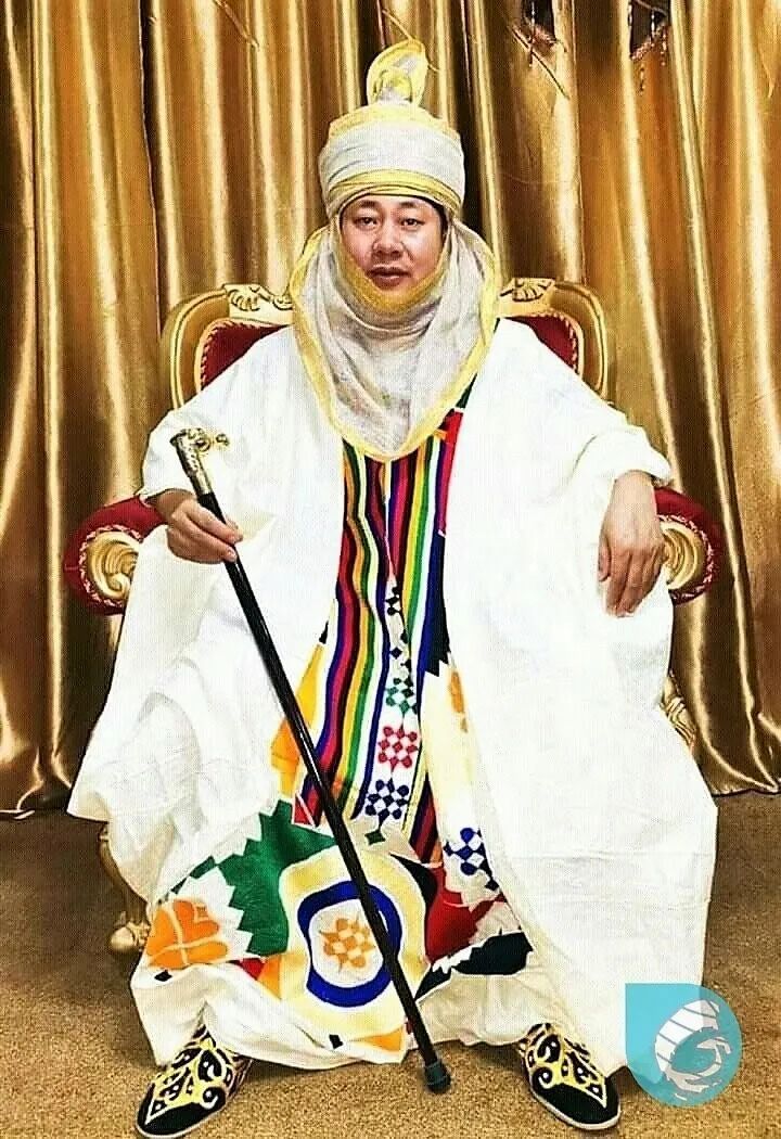 这个给戒毒所捐一万只口罩的非洲酋长,竟然是个中国人