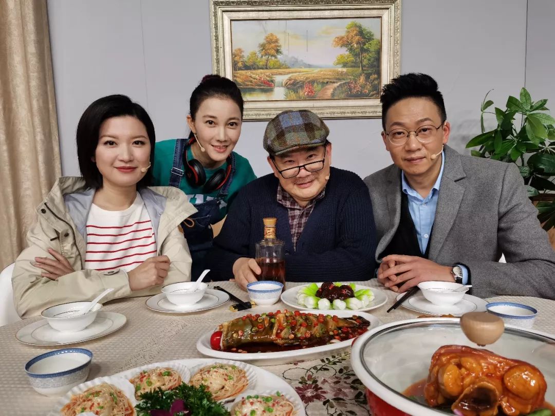 让人期待的是,东方卫视元宵晚会上,曹可凡与主持人陈蓉,林海,马杰一起