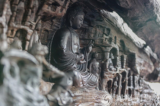 桐柏山木雕博物馆乌木雕刻作品——龙门石窟(图片来源:凤凰网佛教 桐柏山乌木博物馆提供)