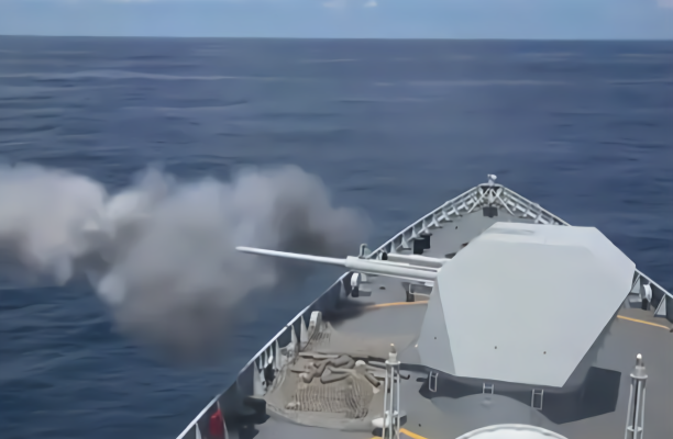 海盗船只高速接近护航编队052d主炮开火实施警告射击