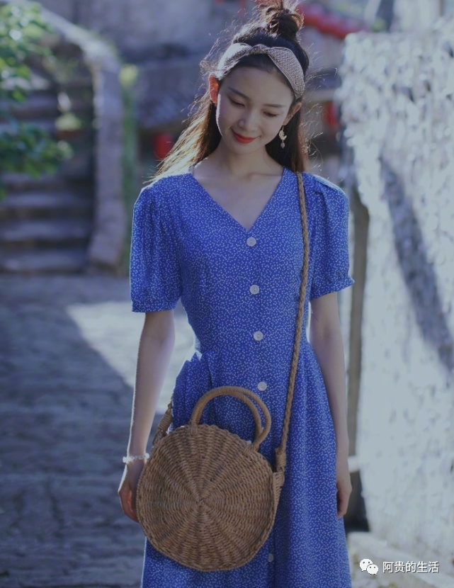 陈瑶清纯如校园学生,穿蓝色服装美出新高,又是一颜值小花__凤凰网