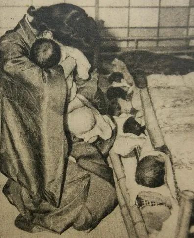 母亲和受害的孩子 图源：朝日新闻社