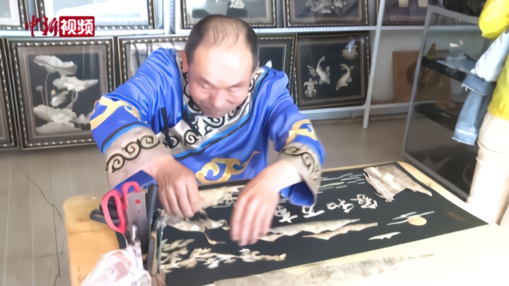 赫哲族匠人制作鱼皮画 成旅游热销品