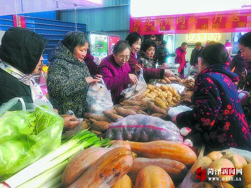 每一處新建的便民農貿市場都設有水果,蔬菜,生鮮肉品,凍品,水產,熟食