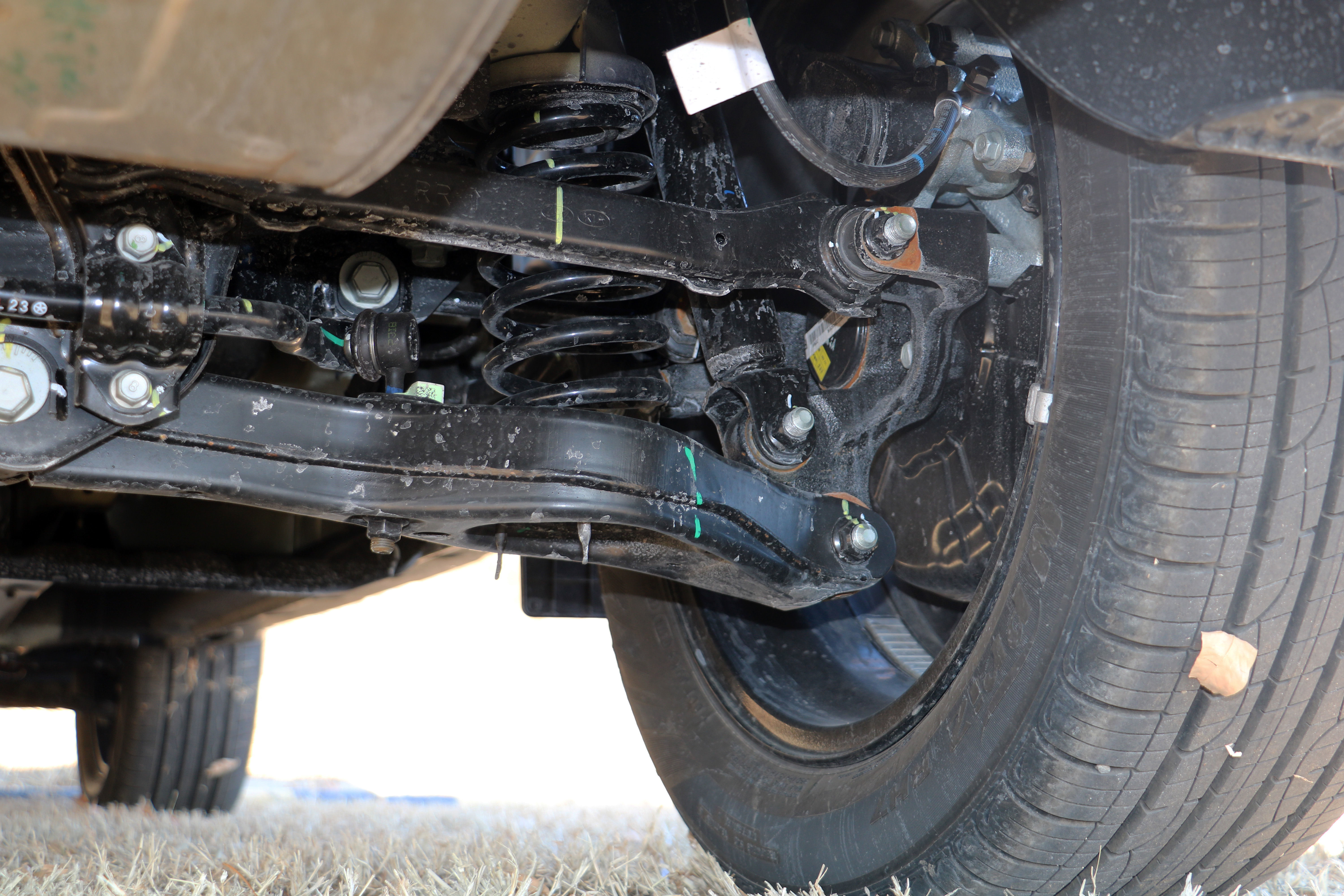 底盘悬架方面,新款ix35采用的是前麦弗逊式独立悬架和后多连杆式独立