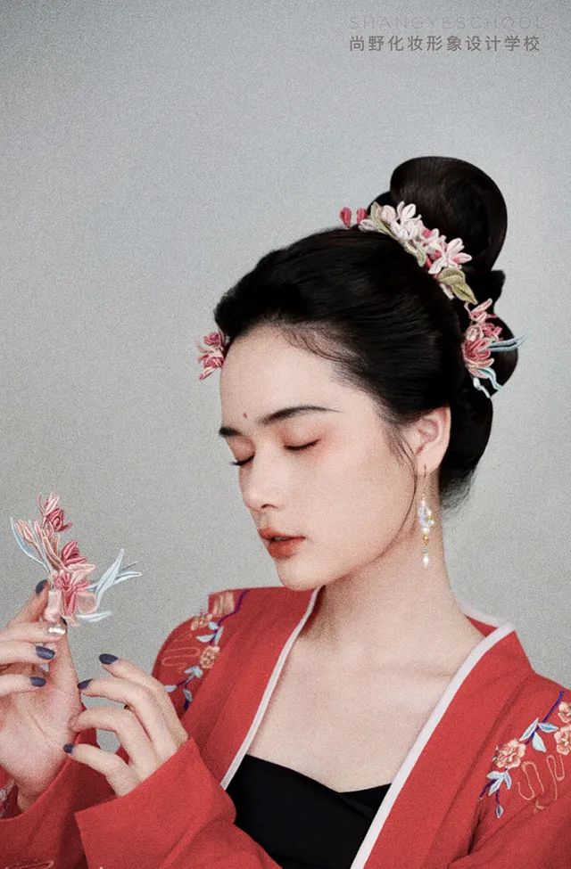 结合人物形象风格搭配设计适合的化妆造型