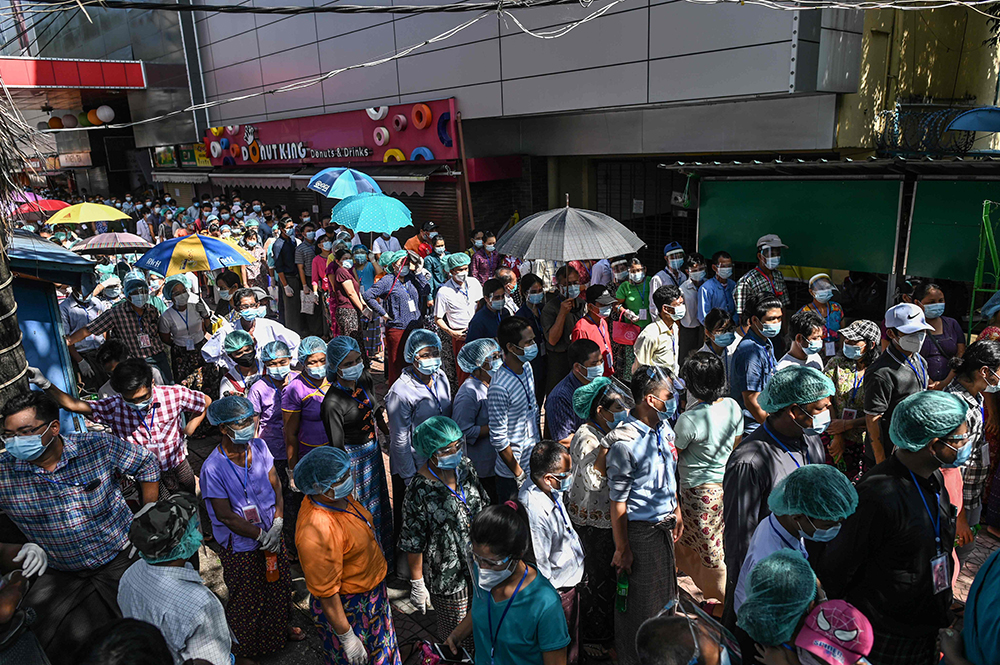 当地时间2020年11月8日，缅甸仰光，本届缅甸大选迎来了最后一个投票日，民众在投票站外排起长队等待参与投票。 本文图片均来自人民视觉