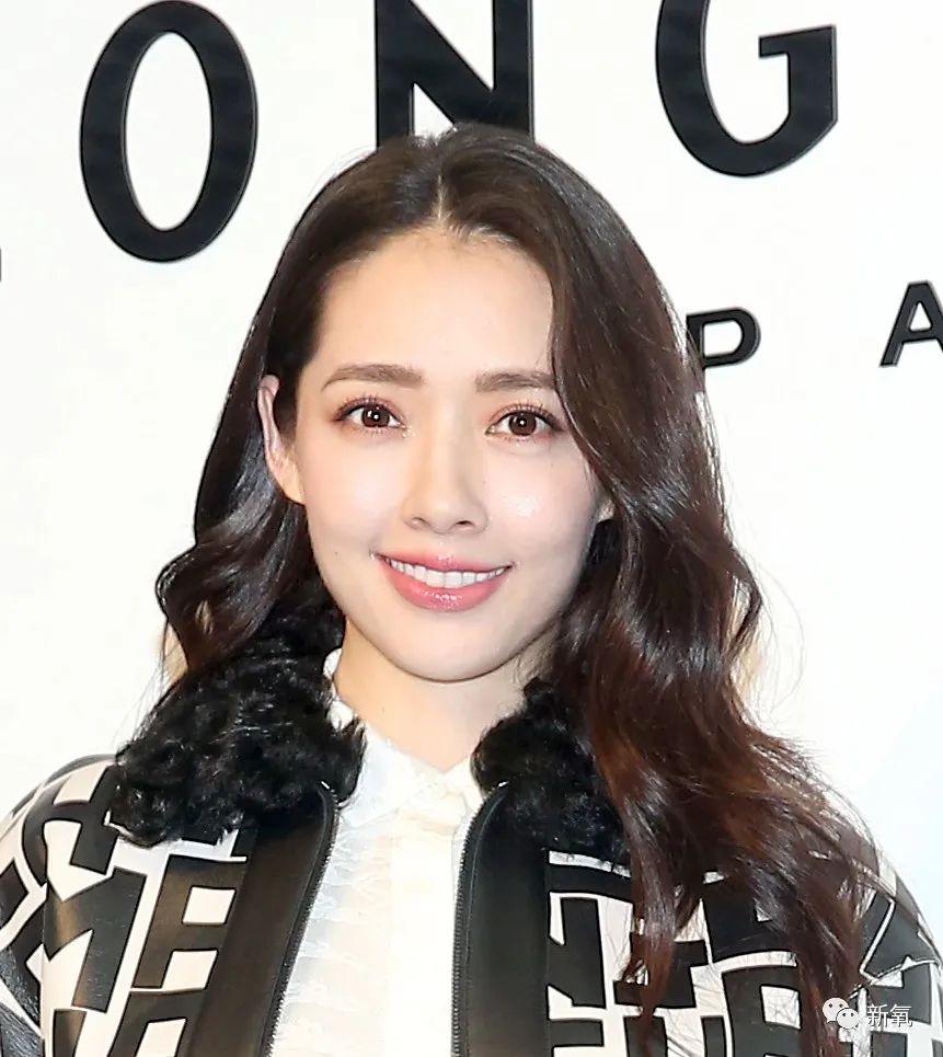 变成豪门阔太后的郭碧婷气质大变出席活动就自带贵气