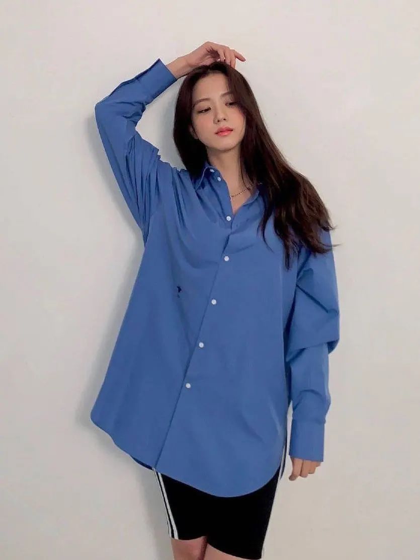 简洁的衬衣也完全不会落入俗套,jisoo用一件dior蓝色衬衫和骑行裤相搭