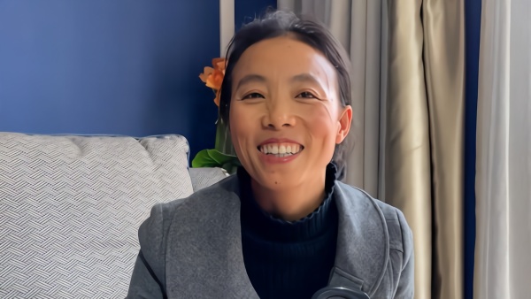 李心草母亲脸上重现笑容出来上班不能再让家里人一直担心