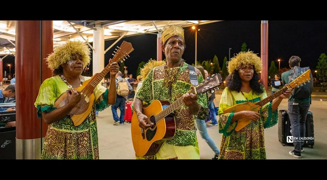 从努美阿机场一出来就被卡纳克人热情的欢迎仪式感染到了,这可真的是