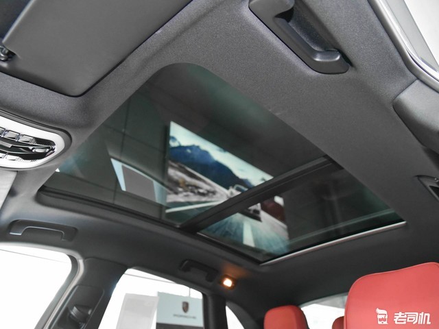 该车后排配备了独立空调,侧隐私玻璃,出风口,杯架,后排头部气囊等