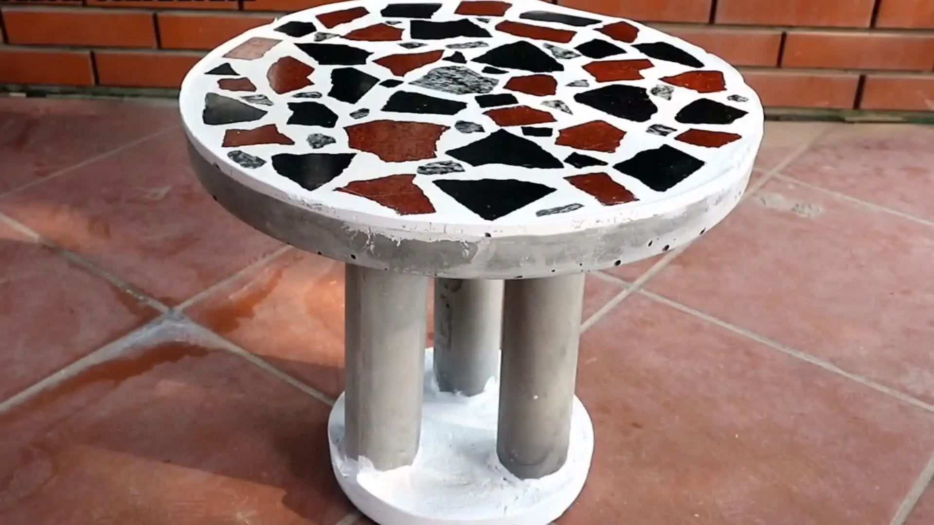 用水泥制作一个桌子放在院子里相当耐用造价低廉又好看