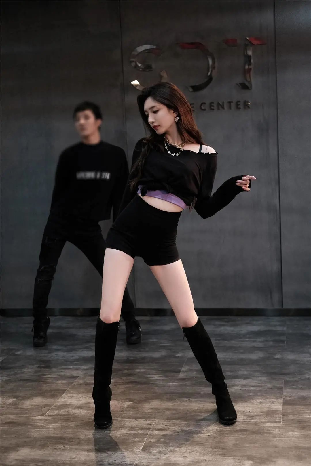 江疏影过生日真会玩!穿露脐装配短裤跳舞,秀小蛮腰身材火辣惹眼