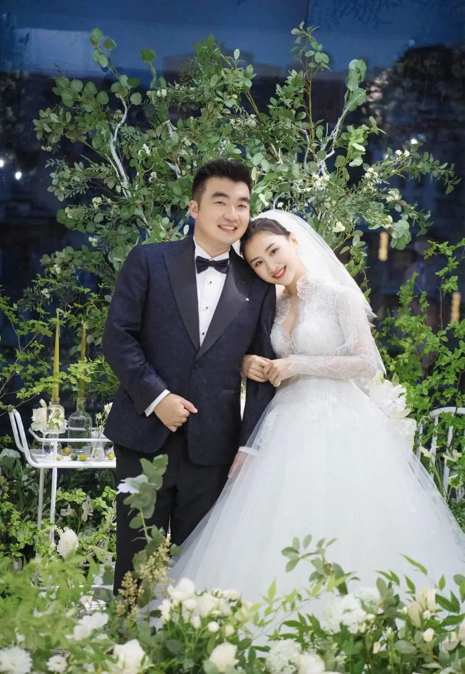 何雯娜 何雯娜穿婚纱好漂亮，配白纱有公主范儿，老公双手抱娃爸爸力十足_凤凰网
